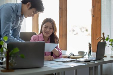 İş Dünyası Asyalıları İstatistik İş Belgeleri, Mali Kavram Analiz Ediyor