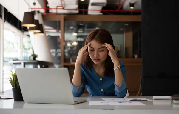 Berufstätige asiatische Frauen fühlen sich gestresst, müde von der Arbeit, Migräne durch harte Arbeit während der Arbeit im Büro — Stockfoto