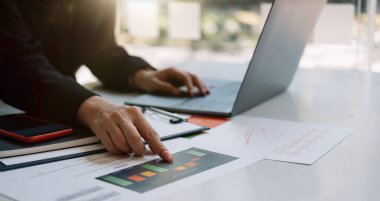 Ofiste dizüstü bilgisayarla matematik finansmanı evrakları hazırlayan iş kadını, iş geçmişi, vergi, muhasebe, istatistik ve analitik araştırma kavramı