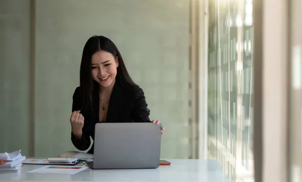 Excité asiatique femelle sentiment euphorique célébrant en ligne gagner succès réalisation résultat, jeune femme heureuse de bonnes nouvelles e-mail, motivé par grande offre ou nouvelle occasion, passé l'examen, obtenu un emploi — Photo