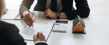 Hukuk danışmanları, noter ya da adalet avukatı, mahkeme salonunda müvekkil müşteri ile sözleşme belgelerini tartışıyor, işletme, adalet hukuku, sigorta, hukuk hizmeti, satın alma ve satma konsepti