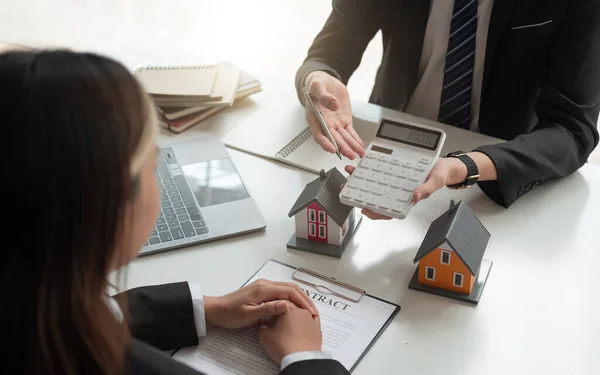 Real estate agent talked about the terms of the home purchase agreement and asked the customer to sign the documents to make the contract legally, Home sales and home insurance concept — Stock Photo, Image