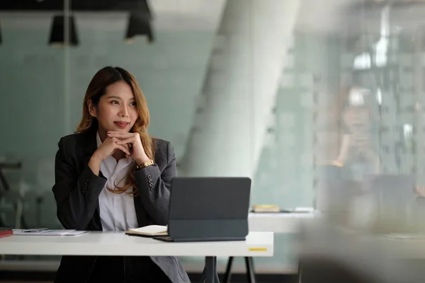 Porträt einer charmanten jungen Geschäftsfrau, die für die Finanzbranche am Laptop im Sitzungssaal arbeitet. — Stockfoto