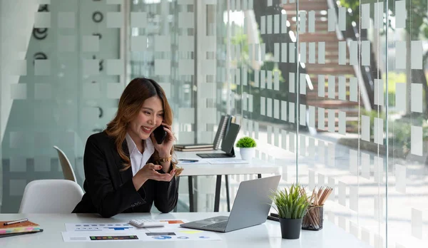 Retrato de mujer asiática joven freelance en línea trabajando desde casa con ordenador portátil durante la llamada telefónica. quaratine coronavirus, startup tecnológica — Foto de Stock