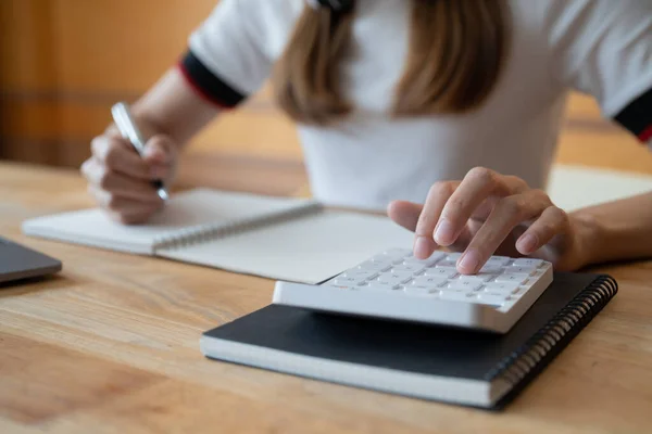 Vista de cerca del contable o inspector financiero manos haciendo informe, calcular o comprobar el equilibrio. Finanzas domésticas, inversión, economía, ahorro de dinero o concepto de seguro — Foto de Stock