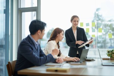 İş adamları yeni bir başlangıç projesiyle çalışma saatleriyle tanışıyor. Fikir sunumu, planları analiz etmek. İş tartışması kavramı