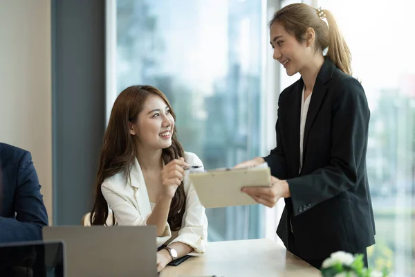 Affärsmän träffas för analys data siffror för att planera affärsstrategier. Affärsdiskussion — Stockfoto