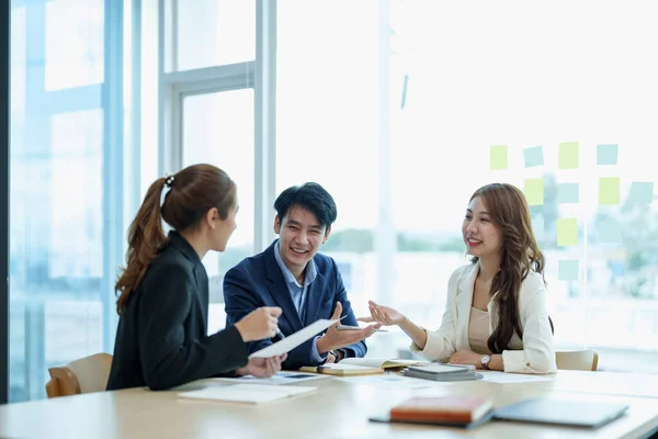 Szczęśliwa grupa biznesu azjatyckiej pracy współpracować z różnorodnym zespołem na odprawie biurowej, koncentruje się birasowe spotkanie biznesmena, współpracować omówić pomysły biznesowe z kolegami na spotkaniu — Zdjęcie stockowe
