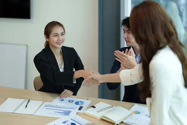 Affari asiatici stringendo la mano, finendo incontro, etichetta aziendale, congratulazioni, fusione e acquisizione concetto — Foto Stock