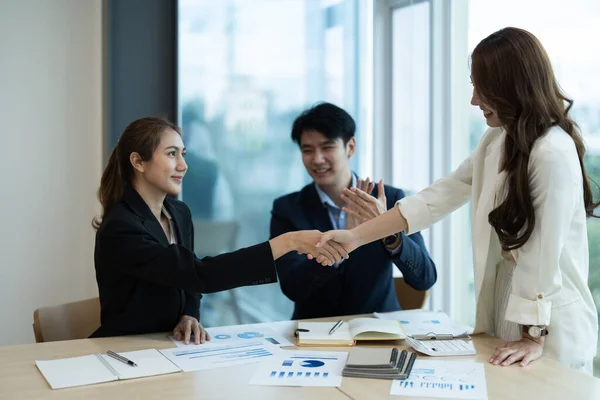 Negocios asiáticos personas estrechando la mano, terminando reunión, etiqueta de negocios, felicitación, fusión y concepto de adquisición —  Fotos de Stock