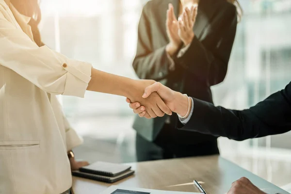 Collaborazione. asiatici uomini d'affari stringendo la mano dopo il colloquio di lavoro in sala riunioni in ufficio, congratulazioni, investitore, successo, intervista, partnership, lavoro di squadra, finanziario, concetto — Foto Stock