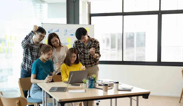 Young Asian Business Team Success Achievement Arm angehoben, Teamarbeit Zusammenarbeit, Teambildung oder Erfolg Geschäftsprojekt Konzept — Stockfoto