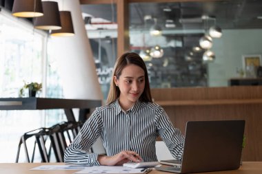 İş kadını, ofis ve iş geçmişinde, vergi, muhasebe, istatistik ve analitik araştırma kavramında matematik finansmanı için hesap makinesi kullanıyor.