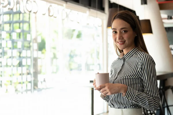 Portre işi Asyalı kadın modern ofise bakıyor.. — Stok fotoğraf