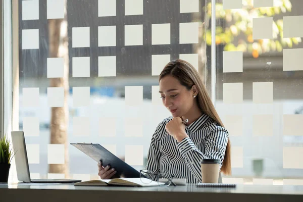 Zakenvrouw analyse omzet met grafiek grafiek rapport en gebruik laptop computer voor analyse gegevens — Stockfoto