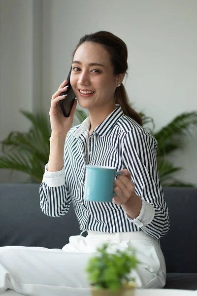 Привлекательная азиатская деловая женщина разговаривает по мобильному телефону с клиентом . — стоковое фото