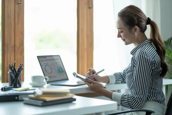 Zakelijk aziatische hand het houden van potlood en schrijven nota op houten tafel, Checklist kennisgeving Onthoud Planning Concept — Stockfoto