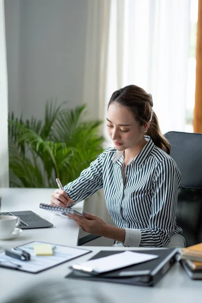 Asiático de negocios mano celebración lápiz y escritura nota en madera mesa, lista de verificación aviso recordar planificación concepto — Foto de Stock