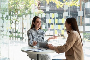 Dijital tablet ve yönetimle çalışan bir grup iş danışmanı büyük veriler elde ediyor ve şirketin mali belgelerini analiz ediyor.