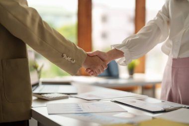 İş adamlarının el sıkışması, toplantıyı bitirmesi, iş adabı, tebrik, birleşme ve satın alma kavramı