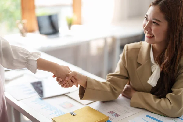 Fiduciosa donna d'affari che si stringe la mano durante una riunione in ufficio, successo, trattare, saluto e concetto di partner — Foto Stock