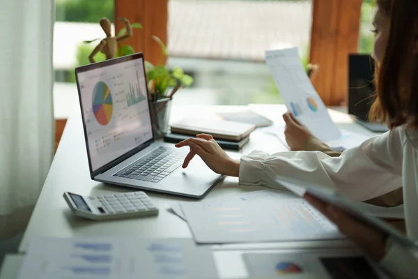 Business People Talking Discusión con compañeros de trabajo planificación análisis de gráficos y gráficos de datos de documentos financieros en Meeting y trabajo en equipo con éxito Concepto — Foto de Stock