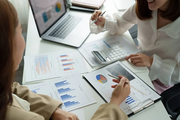 Asian business adviser meeting to analyze and discuss the situation on the financial report in the meeting room.Investment Consultant, Financial advisor and accounting concept — Stock Photo, Image