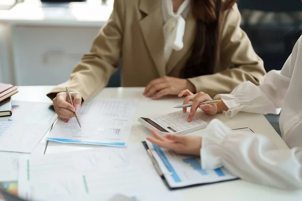 Dos asiático mujer de negocios y socio utilizando calculadora y portátil para calaulating finanzas, impuestos, contabilidad, estadística y analítica concepto de investigación —  Fotos de Stock