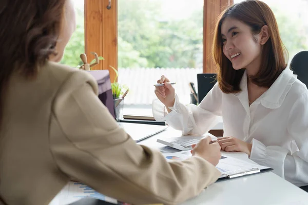 Dos jóvenes hermosa mujer de negocios asiática en la conversación, el intercambio de ideas en la oficina moderna. —  Fotos de Stock