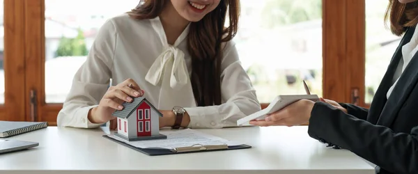 Agente imobiliário ou agente bancário descreve os juros de empréstimo ao cliente com contratos de compra de habitação ou sobre empréstimos de escritório e taxas de juros — Fotografia de Stock