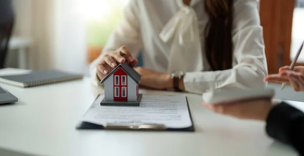 Fastighetsmäklare eller bankbefäl beskriver låneräntan till kunden med bostadsköpeavtal eller på kontorslån och räntor — Stockfoto