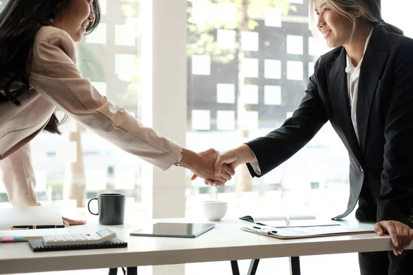 Concetto di Business Partnership. uomo d'affari stringendo la mano finendo una riunione, concetto di acquisizione. — Foto Stock