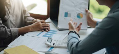 İş adamları iş stratejileri planlamak için veri analizi rakamları için toplanıyorlar. İş tartışması kavramı.