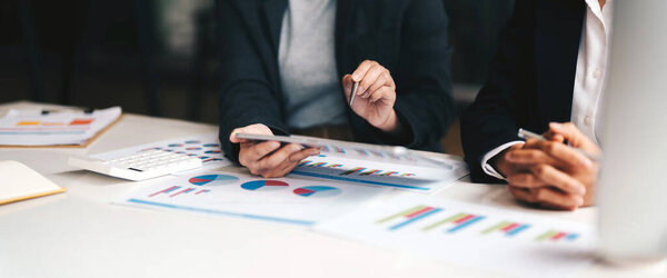 Деловые люди встречаются для анализа данных для планирования бизнес-стратегий. Концепция обсуждения бизнеса,