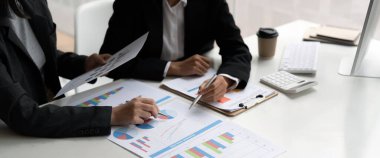 İş adamları iş stratejileri planlamak için veri analizi rakamları için toplanıyorlar. İş tartışması kavramı,