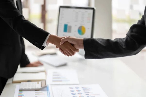 ビジネス関係者が会議中に握手を交わし、新しいパートナー計画戦略分析コンセプトの合意に署名 — ストック写真