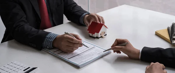 Empresário e agente imobiliário assinam um documento para acordo de casa — Fotografia de Stock
