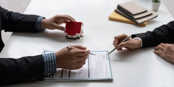 Empresario y agente inmobiliario firmando un documento para el negocio de la casa —  Fotos de Stock
