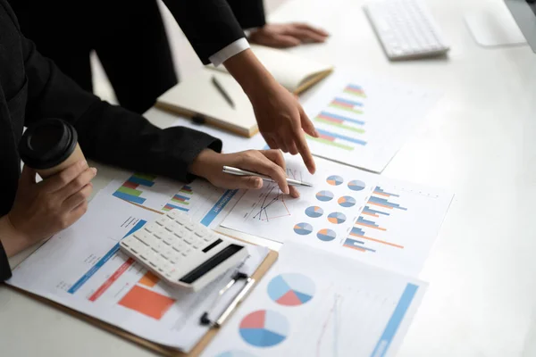 Análise da Estratégia de Planejamento de Pessoas Empresariais a partir do relatório do documento financeiro, Conceito de Escritório — Fotografia de Stock