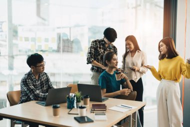 Bir grup genç yaratıcı Asyalı beyin fırtınası yapıyor. Yönetim kurulu odasında iş arkadaşlarıyla buluşup projeyi tartışıyorlar. Beyaz tahtada duran kadın sunum yapıyor