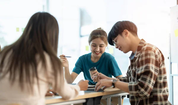 Joven mujer asiática líder del equipo creativo empresarial en el proyecto de diseño de software de aplicaciones móviles. Reunión de lluvia de ideas, trabajo conjunto, tecnología de Internet, poder femenino, concepto de trabajo en equipo de compañeros de oficina . —  Fotos de Stock