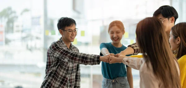 Grupo diversificado de asiático parceiro de negócios punho colisão no escritório moderno. Colega parceria trabalho em equipe, estudante universitário, evento de congratulação, trabalho ou missão realizar conceito — Fotografia de Stock