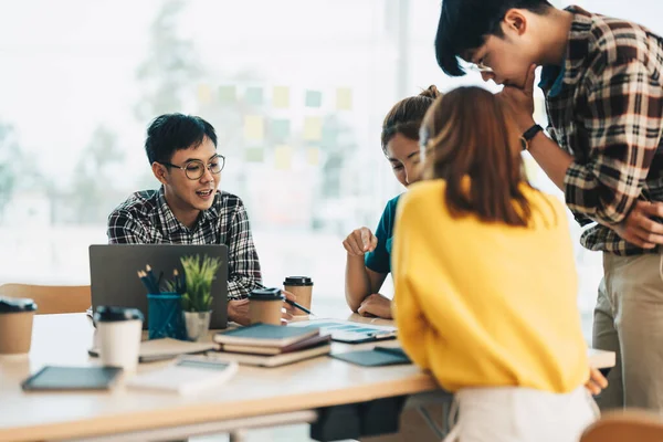 Asian Business People Planning Strategie Analyse uit financieel document rapport, Office Concept — Stockfoto