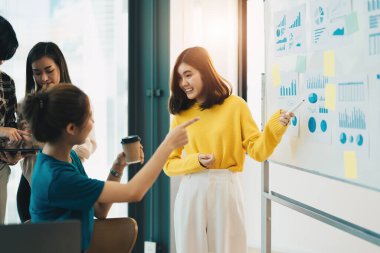 Genç Asyalı Finansal Analizci Yönetim Kurulu Üyelerine Sunum Yapıyor..