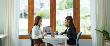 Emlak komisyoncuları kredi notlarını hesaplar ve müşterilere isimlerini imzalamalarını tavsiye ederler. Emlakçı, emlak komisyoncusu, gayrimenkul yatırımcısı.