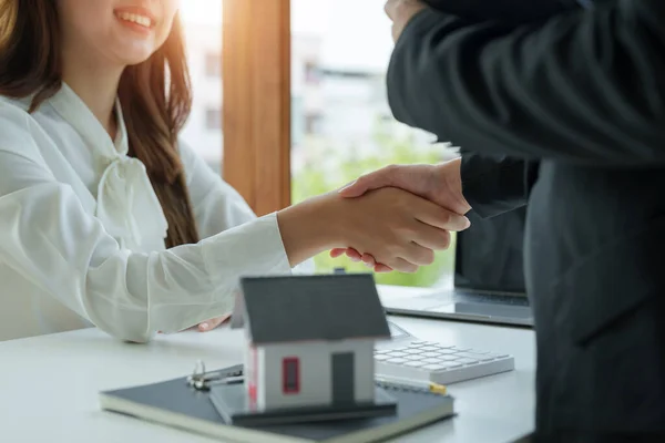 Agente imobiliário e cliente apertando as mãos após o contrato terminado após cerca de seguro de casa e empréstimo de investimento — Fotografia de Stock