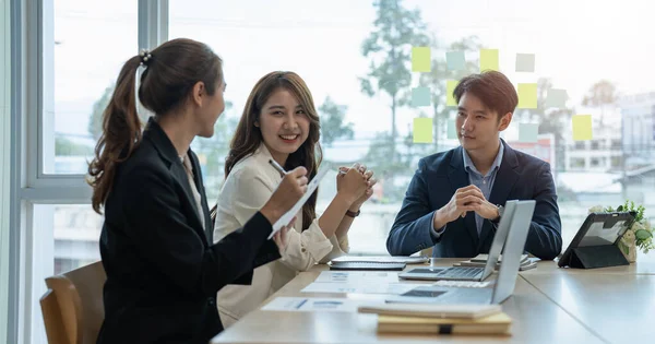 Jovem grupo empresarial asiático com o trabalho criativo, conversar e trocar ideias compartilhadas na reunião — Fotografia de Stock