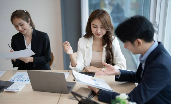 Joven asiático grupo de negocios con el trabajo creativo, hablar e intercambiar ideas compartidas en la reunión — Foto de Stock