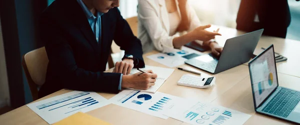 Grupo de reunión de negocios asiáticos y discutir con el nuevo proyecto de la idea de inicio. Gente de negocios creativos planificación análisis de estrategia y lluvia de ideas con informe de documentos en la oficina — Foto de Stock