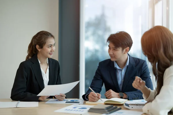 Möte med asiatiska affärsrådgivare för att analysera och diskutera situationen för den finansiella rapporten i mötesrummet.Investeringskonsult, finansiell konsult, finansiell rådgivare och redovisningskoncept — Stockfoto